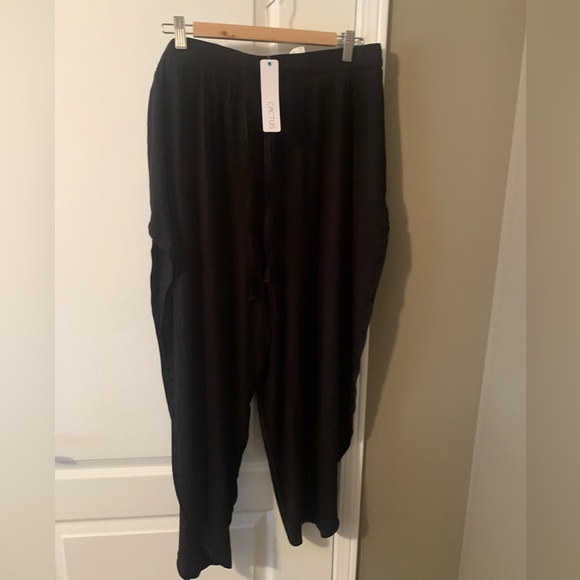 Open slit pants - perfect for a summer day! - Picture 2 of 4